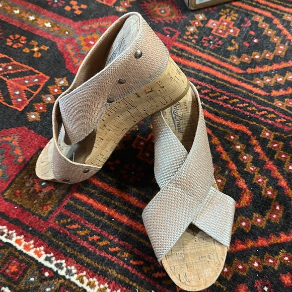 EUC Lucky Brand Stylish Women's Silver/Peach Sandals 9 - Picture 3 of 7